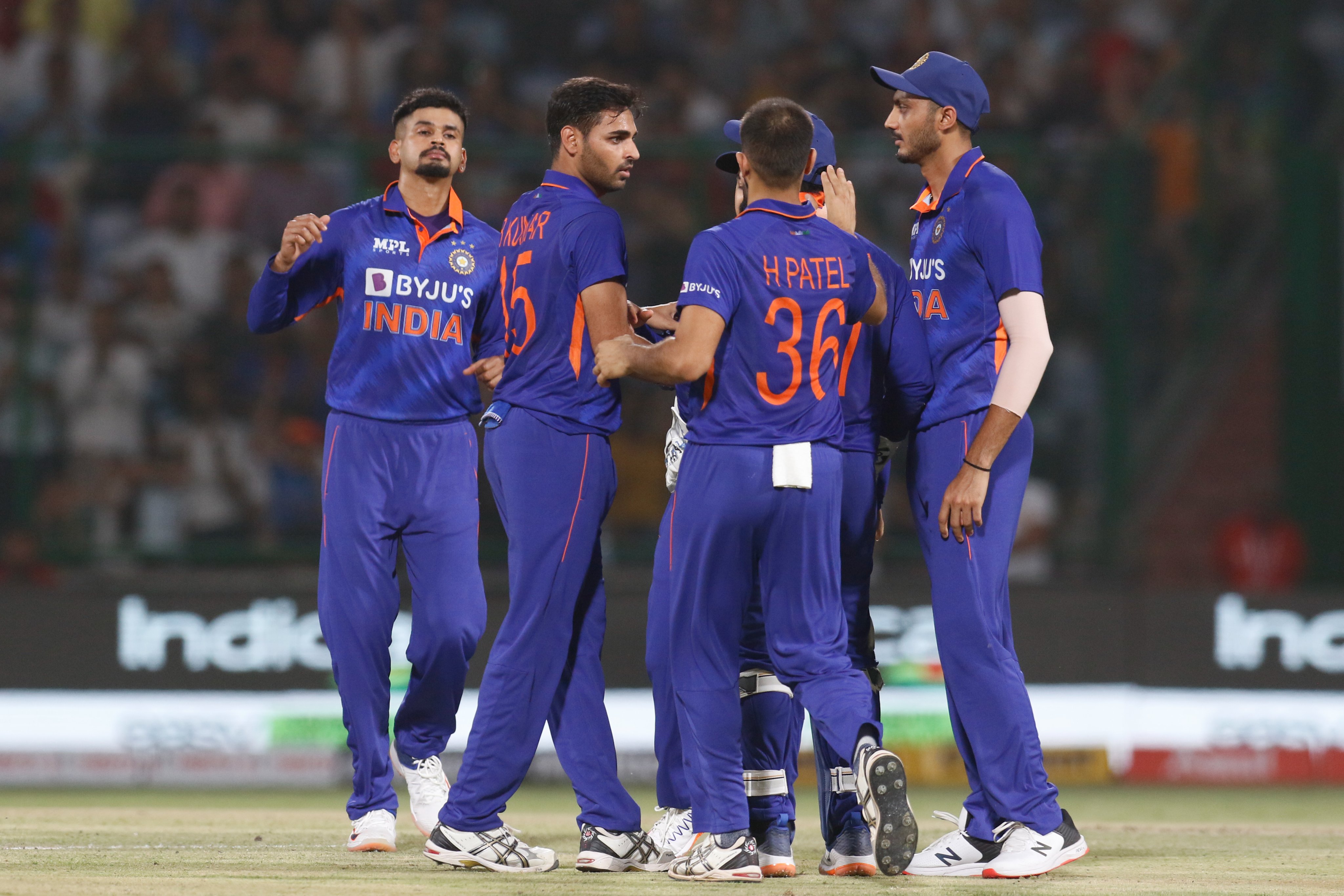 Ashish Nehra thinks that India will play with a unchanged XI in third T20I