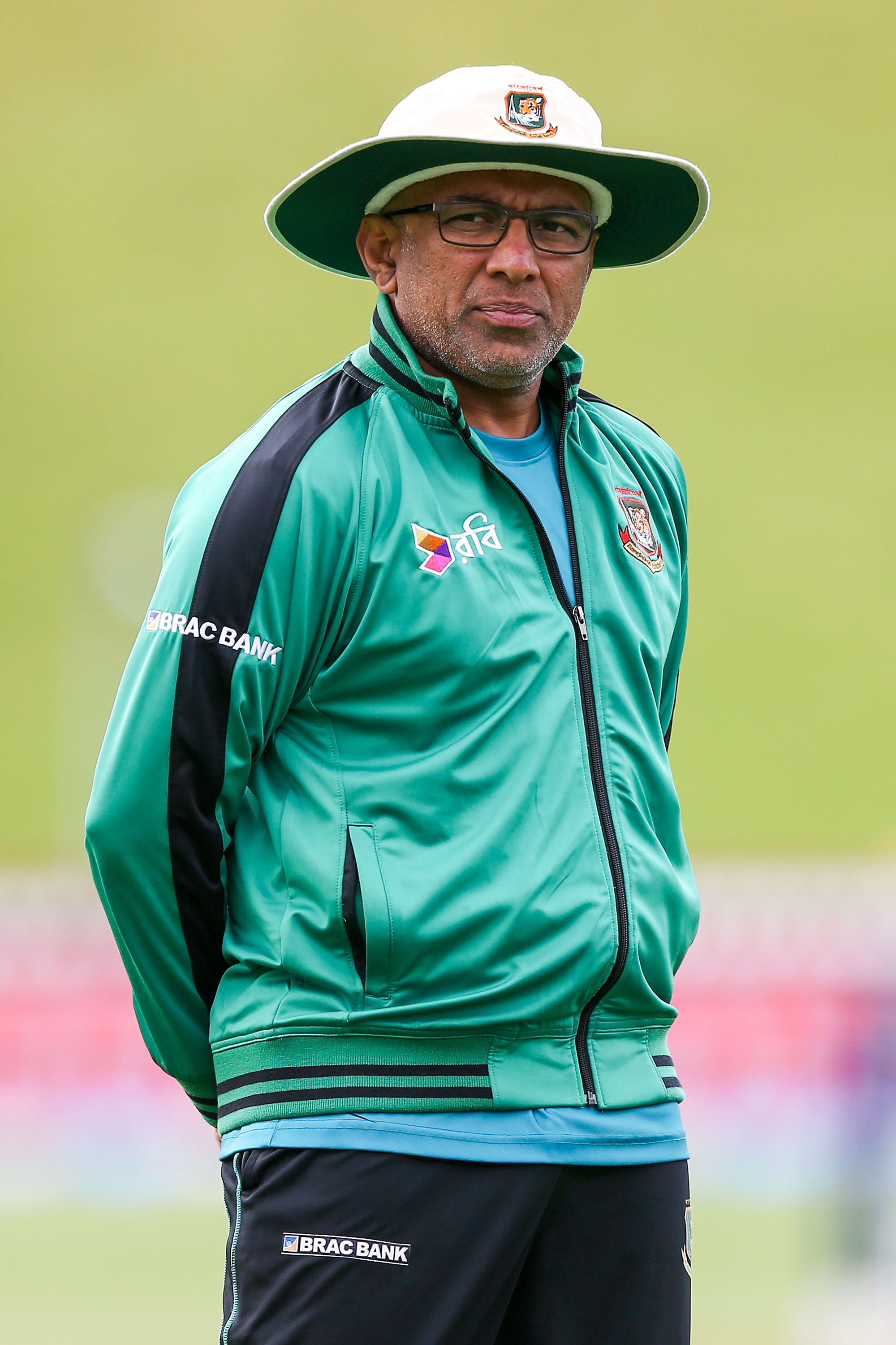Mike Hesson, Chandika Hathrusingha lead the race for Bangladesh head coach