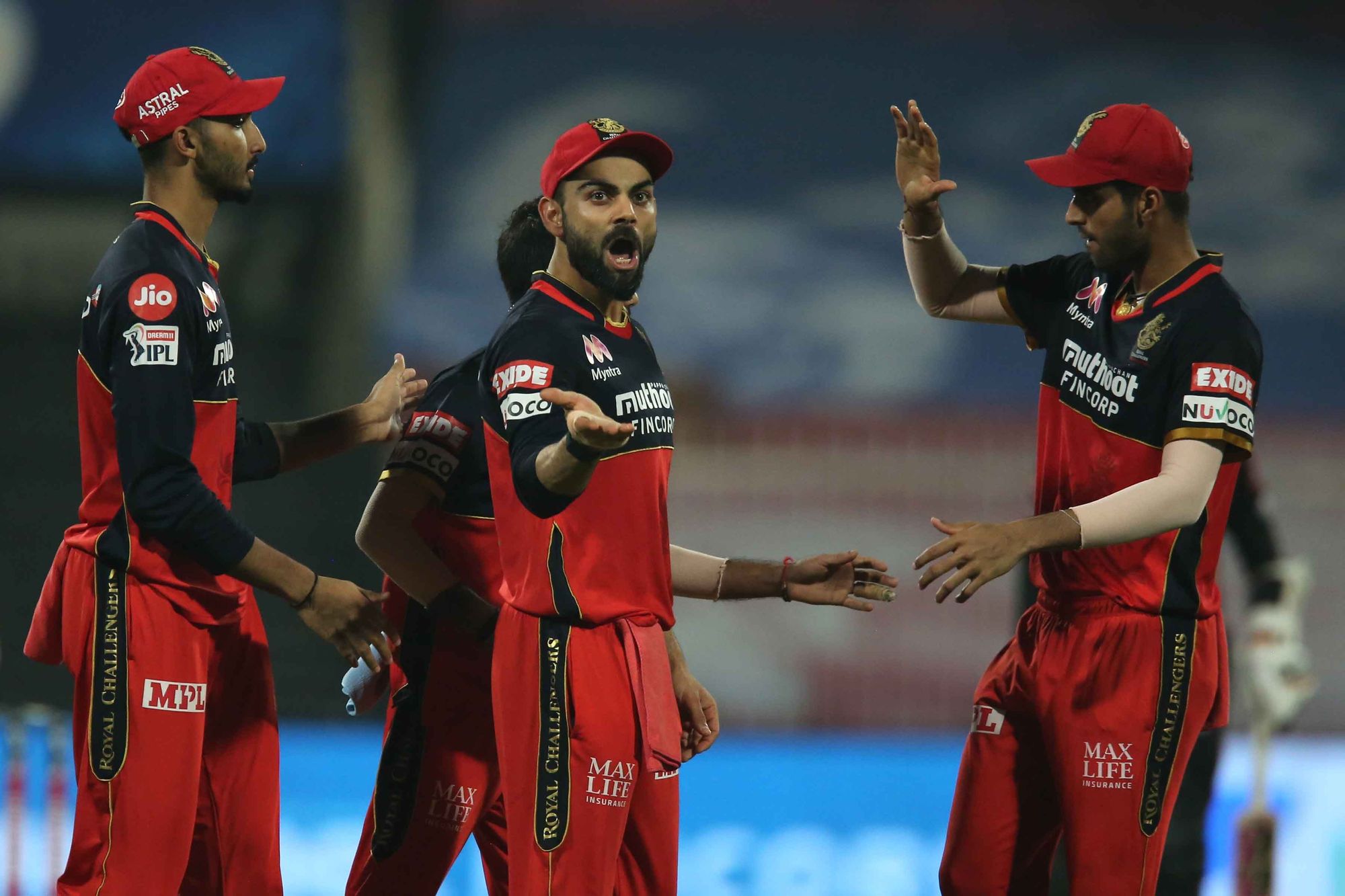 Kohli arguing with umpire despite batsman being safe