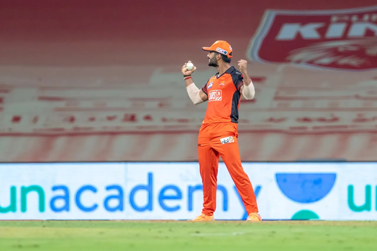 IPL 2022, GT vs SRH | Twitter reacts to Rahul Tripathi taking a blinder to dismiss Shubman Gill