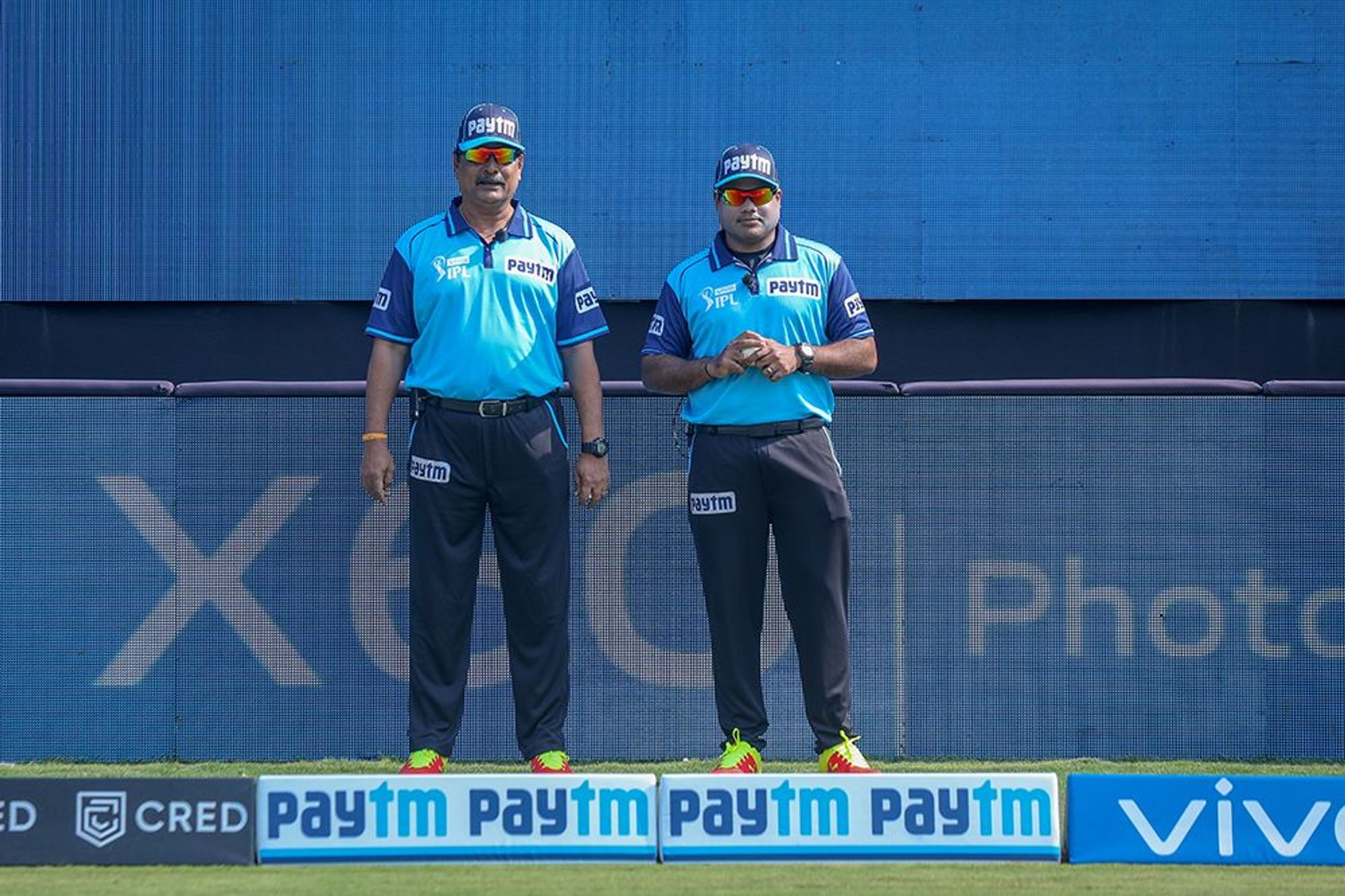 Confused Umpire signals 6 & 4 at once