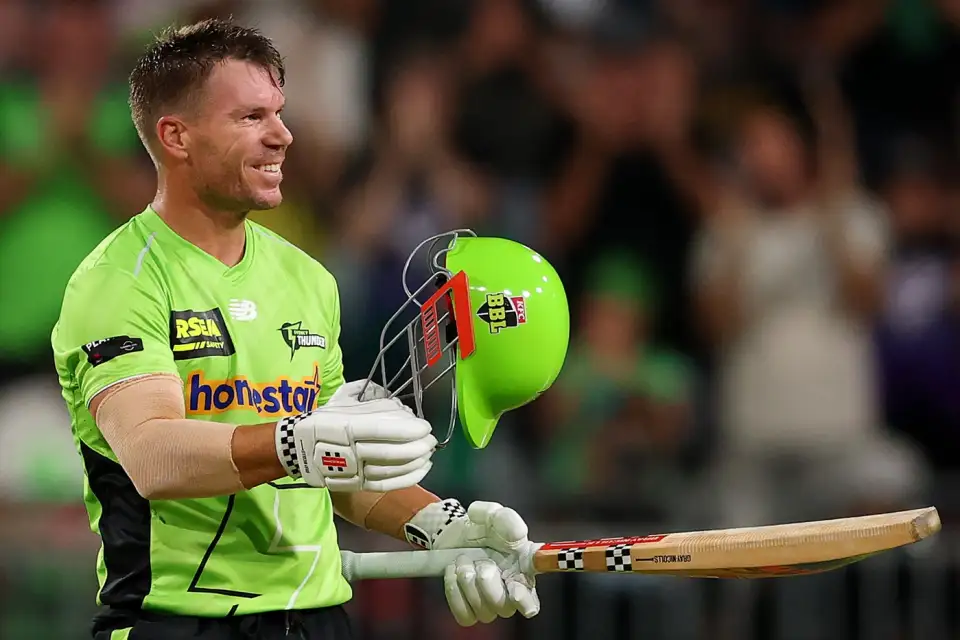 David Warner's first BBL ton in 14 years for Sydney Thunder included a lost ball, against Hobart Hurricanes on Saturday 