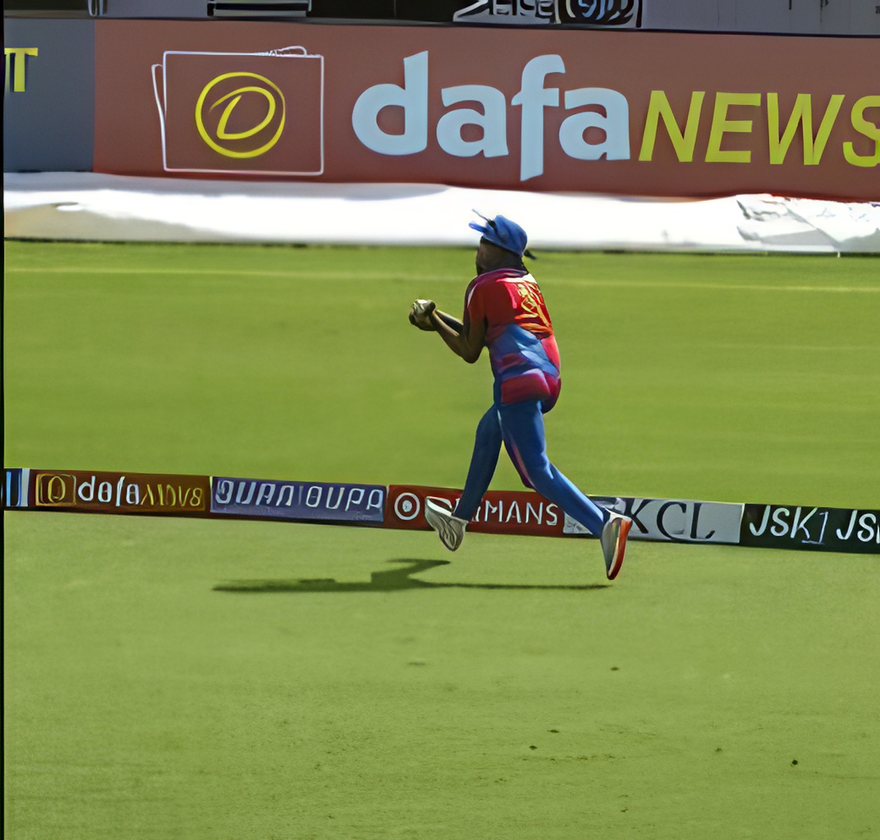 Amal AG takes stunning catch to dismiss Akash Pillai 