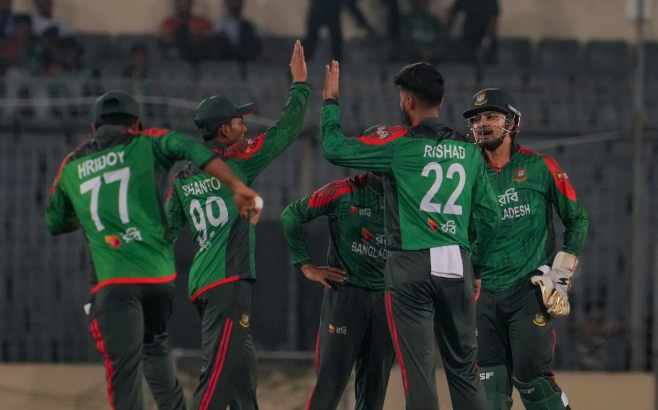 Rishad Hossain celebrates wicket with his teammates 