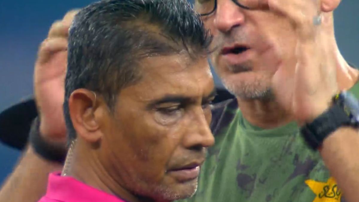 Asia Cup | Twitter reacts as umpire gets hit on head after trying in vain to take evasive action