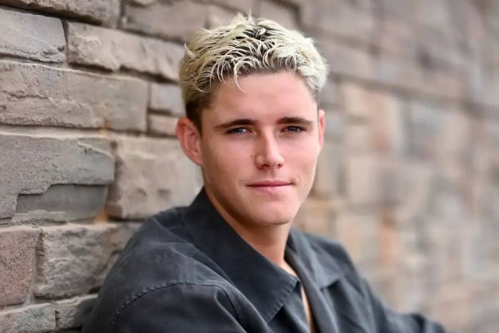 Jacob Bethell was born on October 23, 2003.