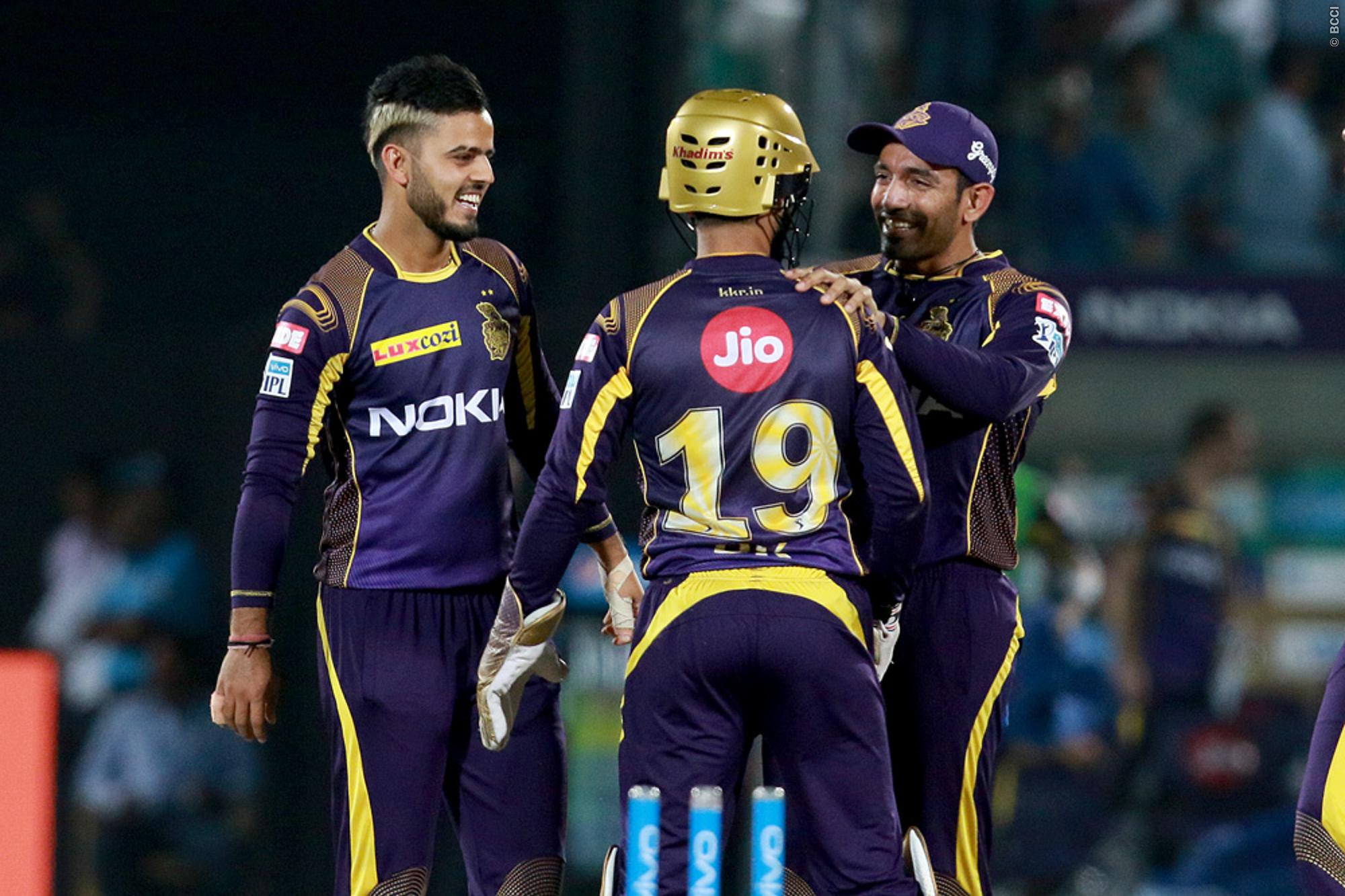 Twitter reacts to Dinesh Karthik's acrobatic fielding effort